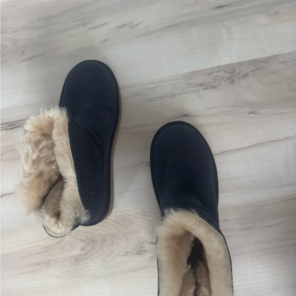Koolaburra Navy Blue Shearling-Lined Ankle Boots with Tan Fur